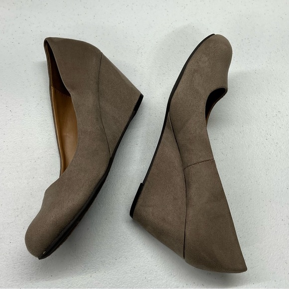 Chinese Laundry Women’s Taupe Faux Suede Niesha Wedges Shoes - Size 10 - Picture 3 of 10